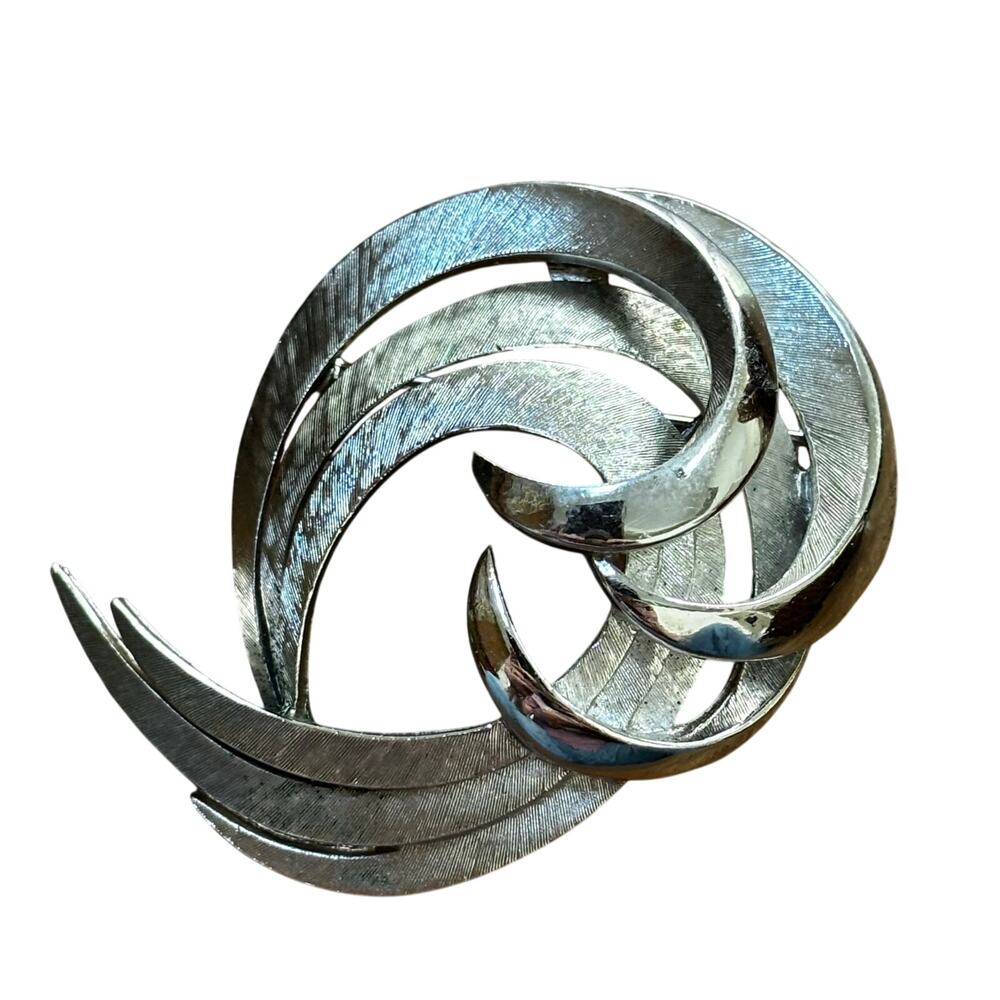 Vintage Crown Trifari brooch silvertone textured dimensional mod swoosh wreath
